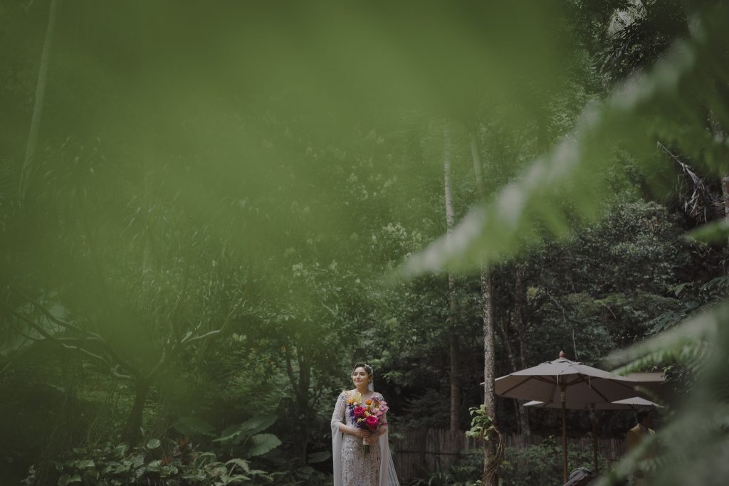 Krabi wedding photographer take American brides portraits before her ceremony at Rayavadee resort in Krabi
